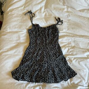 Women’s Black Floral Romper SIZE: Medium